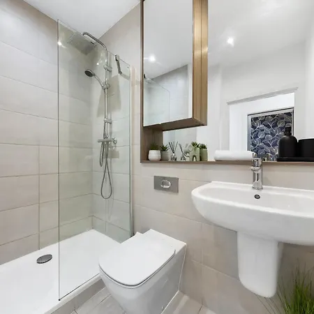 Modern One Bedroom Flat - Sleeps 5 -Near Heathrow - London Ub3 Exterior photo